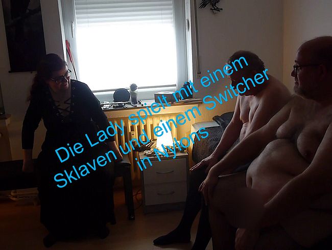 Die Lady spielt mit einem skla*en und einem Switcher in Nylons