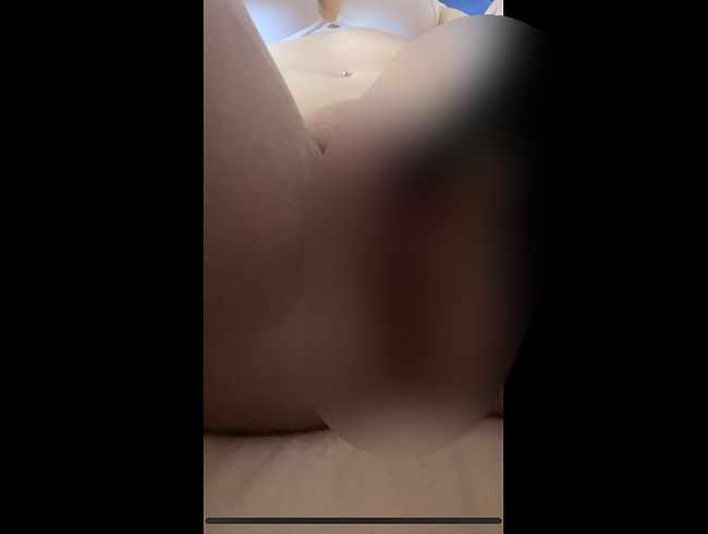 Wie ich es mir anfange zu bes**gen und ganz feucht werde