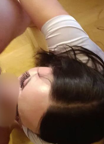 Auf Knien stecke ich mir den geilen schw**z tief in den Mund bla*e ihn ausgiebig und genieße es.