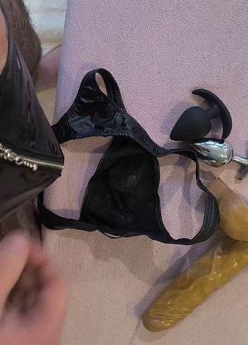 Schön auf den String gespri**t. Eine sehr große Ladung.