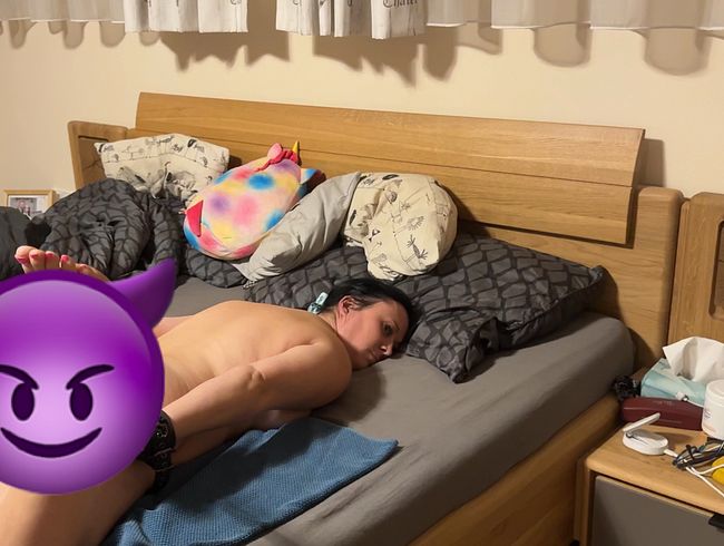 Fixiert im Bett und einfach benutzt worden mit Plug im ars** und str*pon TEIL1