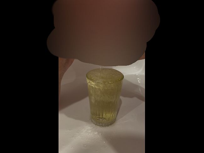 Das Glas bis zum überlaufen voll gepi**t ( User Wunsch )