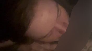 Meinen Lieblingsdil*o lut**hen und tief in den Rachen nehmen????