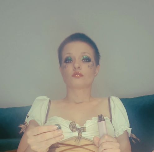 Kurze Haare und doppelte Penetration mit Spielzeug